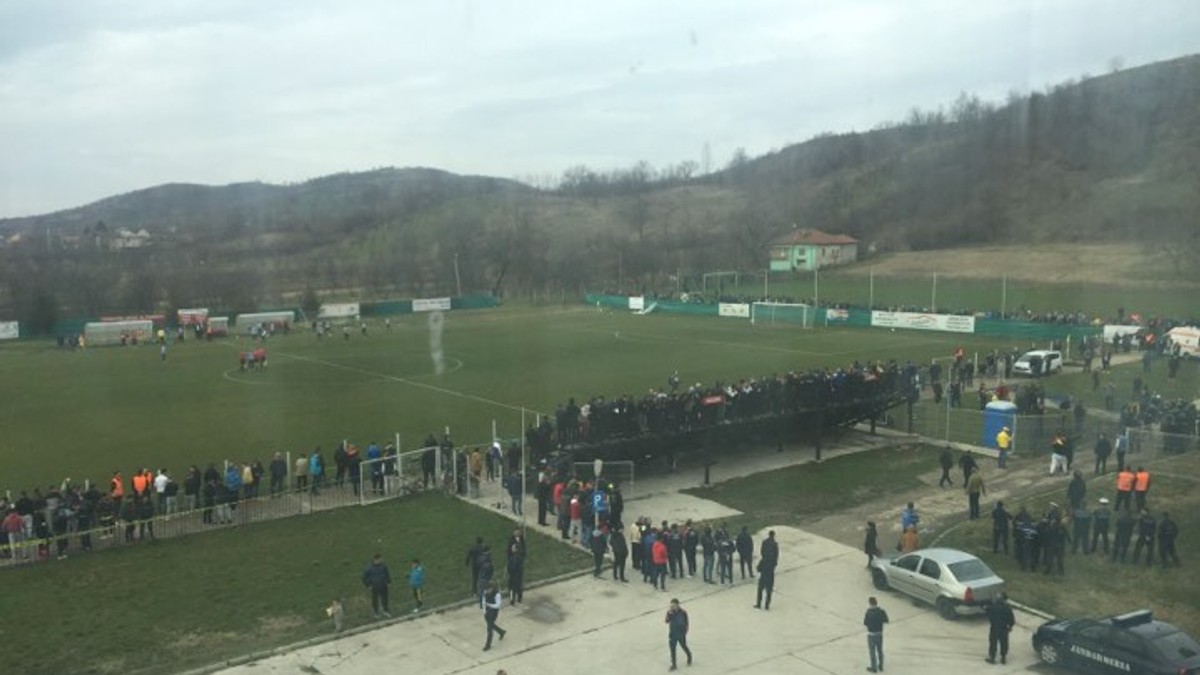 Bătăi între suporterii echipei Petrolul Ploiești și forțele de ordine, la Aninoasa. Incidentele grave de la Dâmbovița l-au determinat pe arbitrul Bogdan Anghelinei (Galați) să întrerupă meciuri timp de 10 minute, pentru ca jucătorii să fie protejați