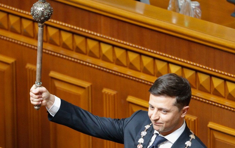 Vladimir Zelenski a fost investit în funcția de președinte al Ucrainei. Fostul comediant a anunțat dizolvarea Parlamentului și alegeri anticipate