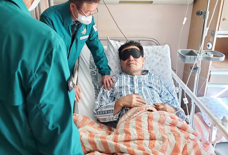 Unul dintre minerii salvați după 9 zile petrecute în mina prăbușită din Bonghwa. Bărbatul are ochii acoperiți după zile întregi petrecute în întuneric. Foto: Profimedia