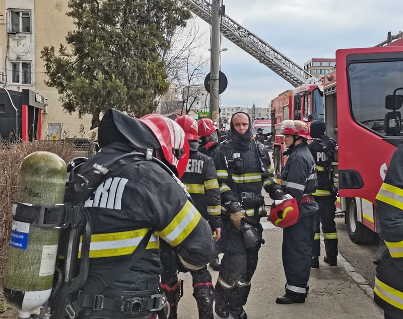 Incendiu într-un bloc din Iași. O persoană a fost găsită carbonizată, 13 locatari au fost evacuaţi de pompieri