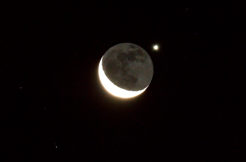 epa03361535 A view of the planet Venus occultation by a thin crescent moon seen over Yangpyeong-gon in Gyeonggi province, South Korea, early 14 August 2012. In an occultation one object (in this case a planet) is briefly hidden behind another object. EPA/KIM JAE-SUN