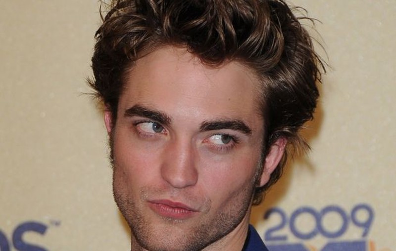 Robert Pattinson acuză Twitter că i-a distrus viaţa