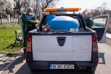 Lucrătorii care dezinfectează toaletele îşi pun demonstrativ măşti şi mănuşi, să arate că au