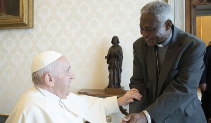 Papa Francisc primindu-l în audiență pe Cardinalul Peter Kodwo Appiah Turkson în anul 2022, la Vatican. Foto: Profimedia Images