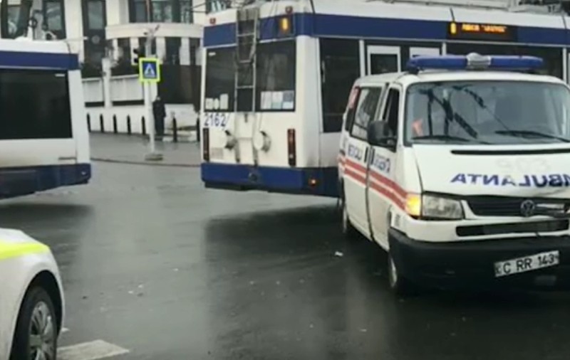 Accident între mașina de poliție și o ambulanță! Ambele vehicule aveau girofarurile pornite!