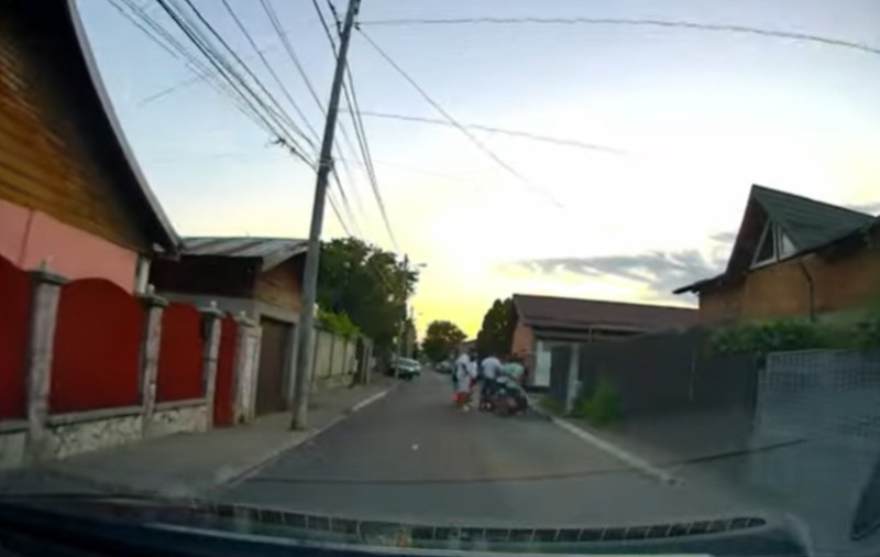 Se joacă barbut și blochează regulat o stradă din Ploiești. Un șofer i-a filmat în timp ce se chinuia să-i ocolească