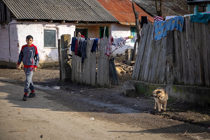Părinţii din Valea Seacă sunt greu de convins să-şi ţină copiii la liceu