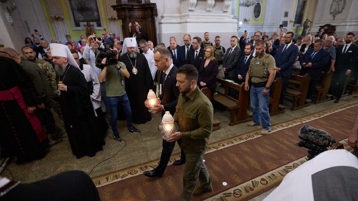 Volodymyr Zelensky și Andrzej Duda, președinții Ucrainei și Poloniei, la o ceremonie religioasă de comemorare a victimelor masacrului de la Volinia, desfășurată la Catedrala Sfântul Petru și Pavel din Lutsk, pe 9 iulie 2023.