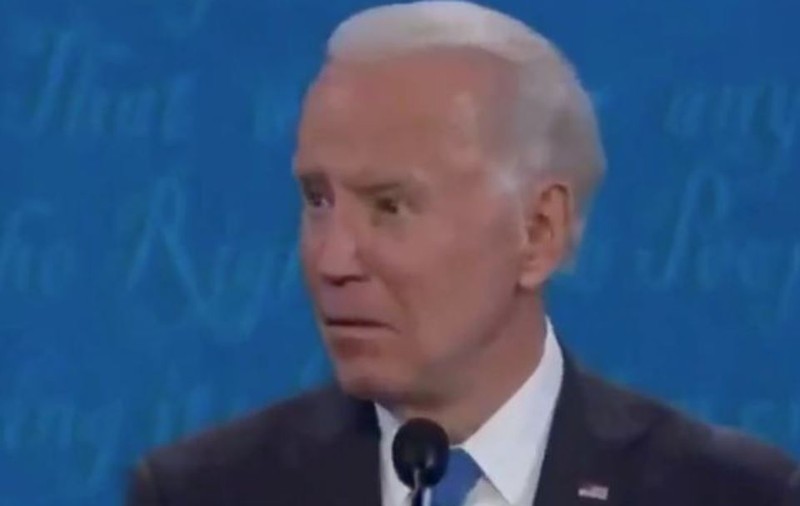 Reacția lui Joe Biden când Trump a spus “îmi asum întreaga responsabilitate” pentru criza COVID-19 din SUA. Imaginile au devenit virale