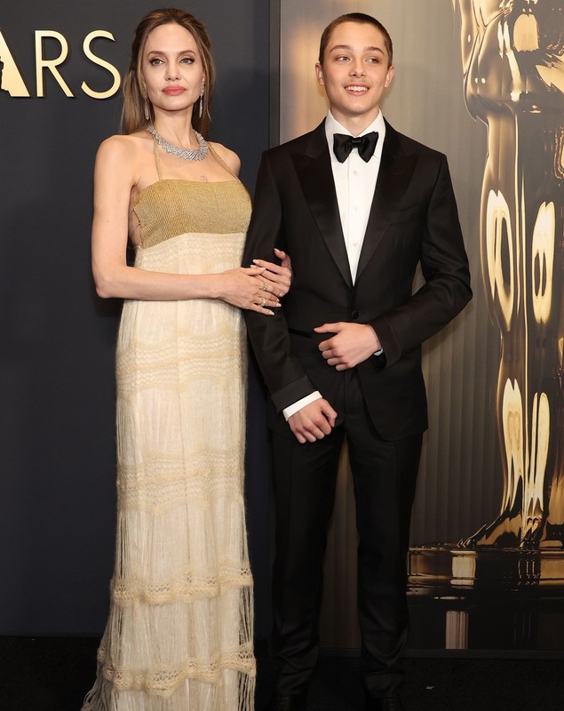 Angelina Jolie, apariție rară alături de fiul Knox. În vârstă de 16 ani, adolescentul seamănă izbitor cu Brad Pitt, tatăl său