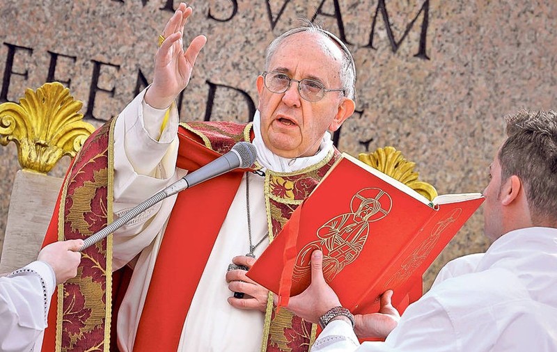 AVION PRĂBUŞIT ÎN UCRAINA! PAPA FRANCISC se ROAGĂ pentru VICTIMELE ZBORULUI MH17!