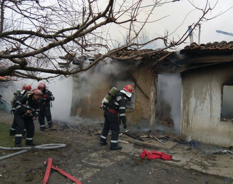 UPDATE: Incendiu în județul Constanța. Un copil de trei ani, găsit carbonizat în casa cuprinsă de flăcări