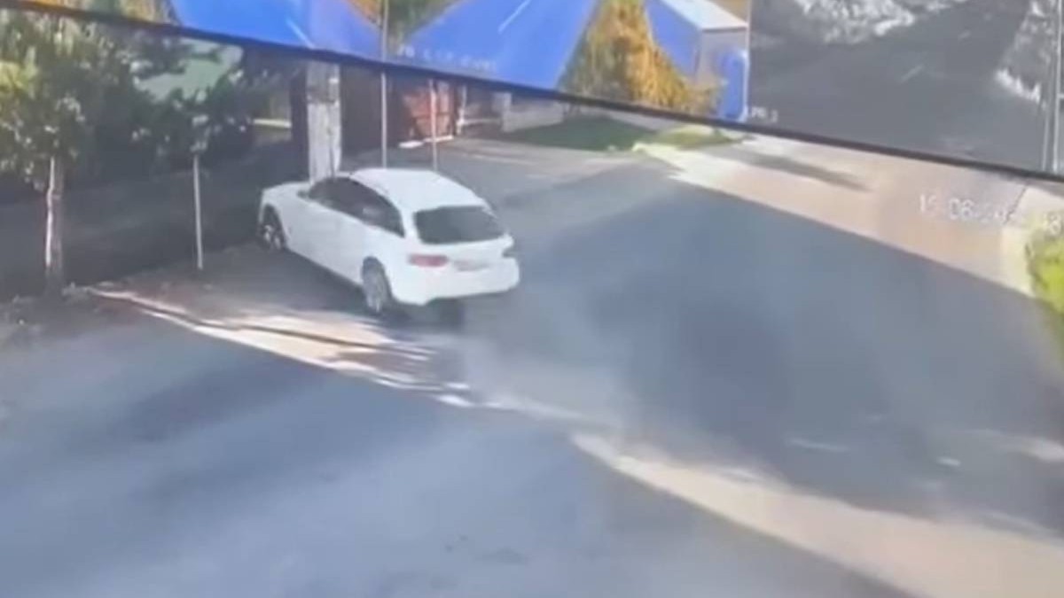Imagine cu un SUV alb inainte de a intra in zidul unei case, în Maramureș