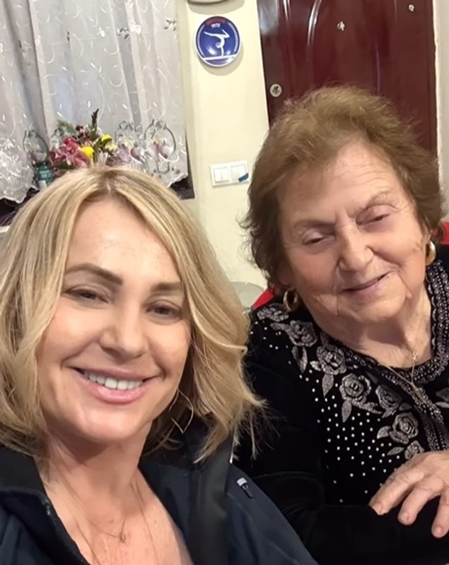 Imagini cu Nadia Comăneci acasă la mama ei, unde a dat cu mătura și a gătit: „Lucruri normale, pe care le fac și în America”. Cum au reacționat fanii