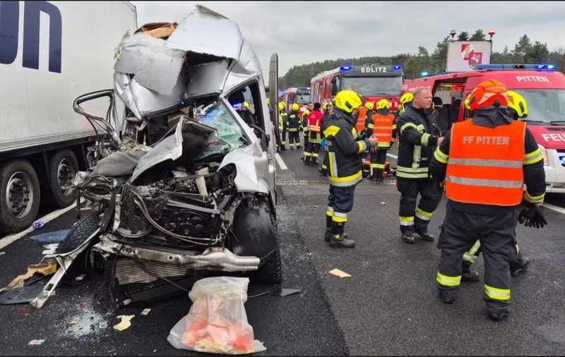 Patru ucraineni morți și patru grav răniți, într-un microbuz care a lovit un camion, pe o autostradă din Austria