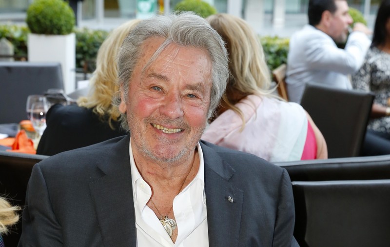 ALAIN DELON a trecut cu bine de operaţie. "SE SIMTE BINE", anunţă fiica lui PE TWITTER