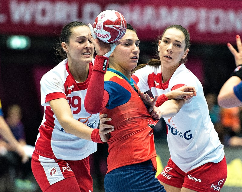 Campionatul Mondial de handbal, finala mică: România - Polonia 31-22. Victorie superbă! Echipa noastră a cucerit medalia de bronz, prima din istorie, performanță pentru care tricolorele vor fi recompensate cu 7.500 de euro. Inegalabila Cristina Neagu a devenit golghetera competiţiei! La turneele finale, aveam un aur (1962) și de două ori argint (1973, 2005). Norvegia, campioană mondială, 31-23, cu Olanda! / LIVE BLOG&FOTO&VIDEO