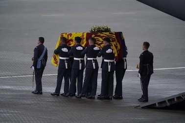 Sicriul reginei Elisabeta a II-a este transportat la mașina mortuară care îl așteaptă pe aeroportul Northolt, în vestul Londrei, de unde va fi dus la Palatul Buckingham, pentru a se odihni peste noapte în Bow Room | Foto: Profimedia Images