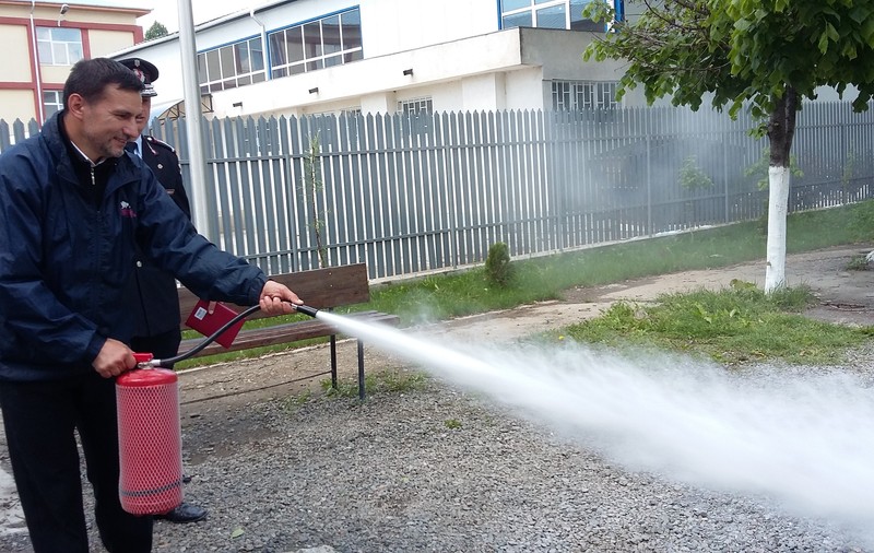 Preoții din Galați ”au dat examen” la proba folosirii extinctorului | GALERIE FOTO