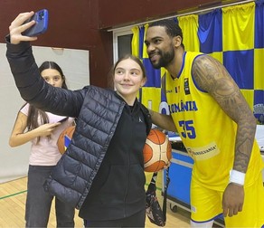 Bucurându-se de căldura fanilor