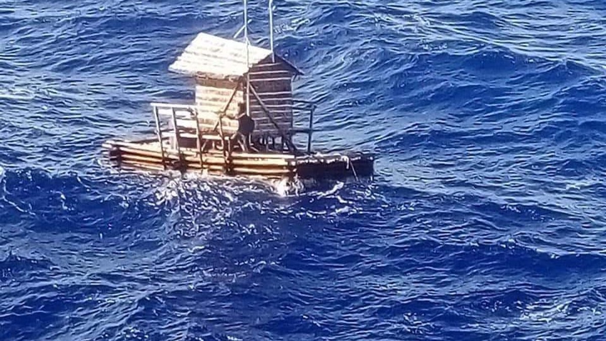 Un indonezian a supraviețuit 49 de zile în Oceanul Pacific. Coliba plutitoare pe care supraviețuit indonezianul de 19 ani