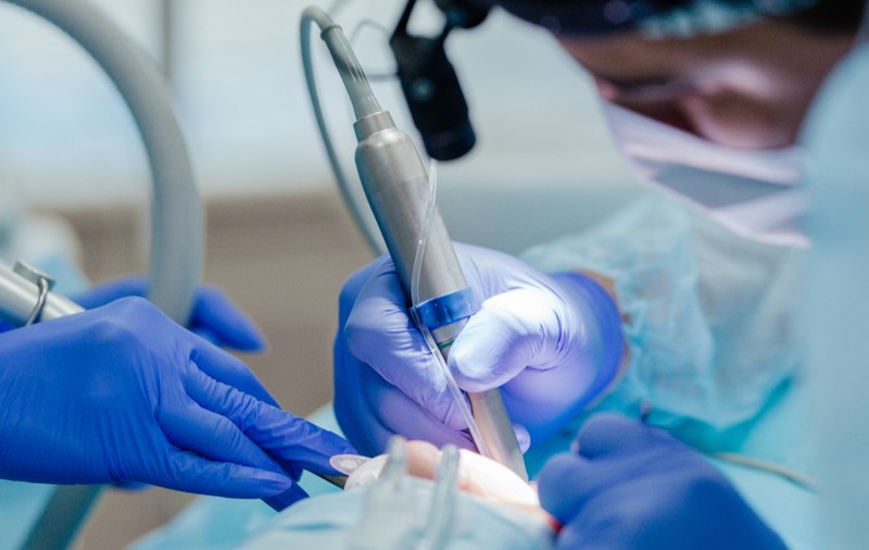 Pedeapsa primită de doi dentiști care au extras 11 dinți sănătoși în 4 ore unei paciente, în Italia