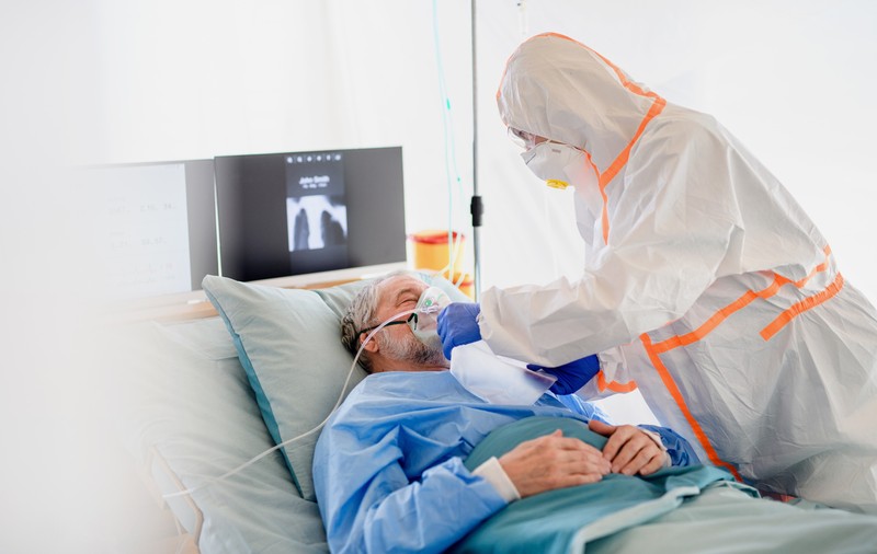 De ce coronavirusul afectează selectiv bătrânii. O persoană în vârstă poate produce de 100 de ori mai puține limfocite T decât un copil