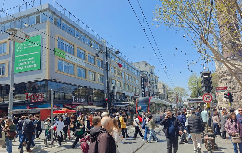 Sute de oameni s-au rănit în Turcia după ce au sărit de pe clădiri în timpul cutremurului din 23 aprilie