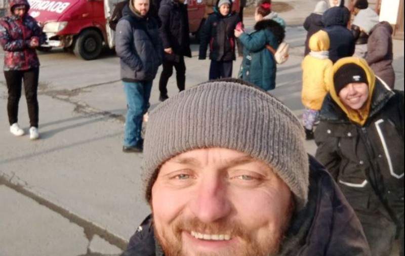 „Când treceam pe lângă cadavre, îmi feream privirea să nu cumva să văd un copil. M-ar fi distrus”. Un ucrainean a evacuat singur peste 100 de oameni din Mariupol