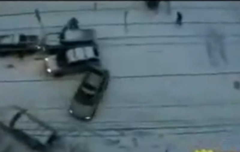 Uite cum dansează maşinile după o ploaie îngheţată!