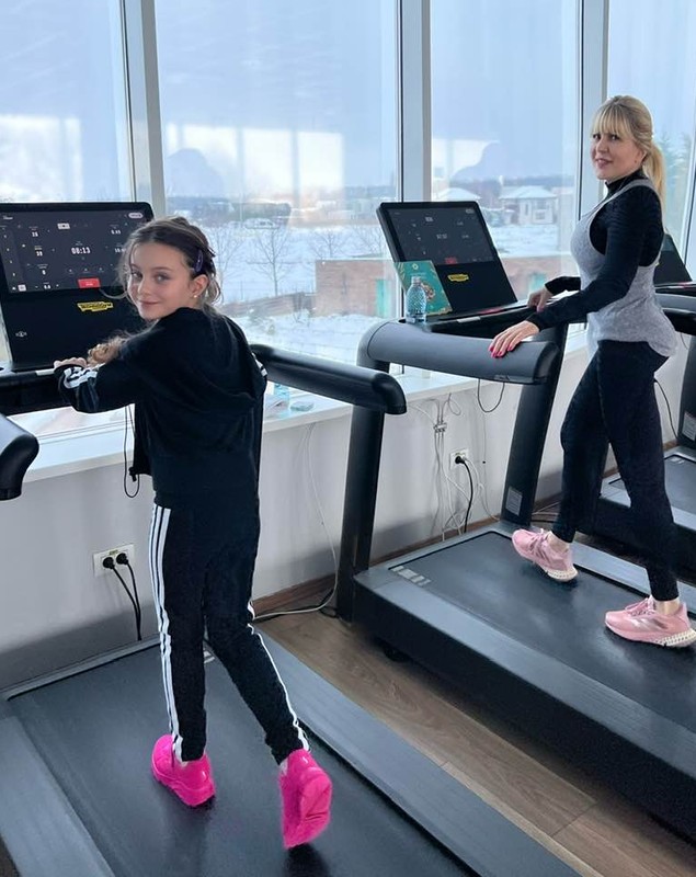 Imagini cu Elena Udrea în colanți. Cum a apărut la sala de fitness alături de fiica ei, Eva: „Viscolul și primăria mă țin blocată în Corbeanca”