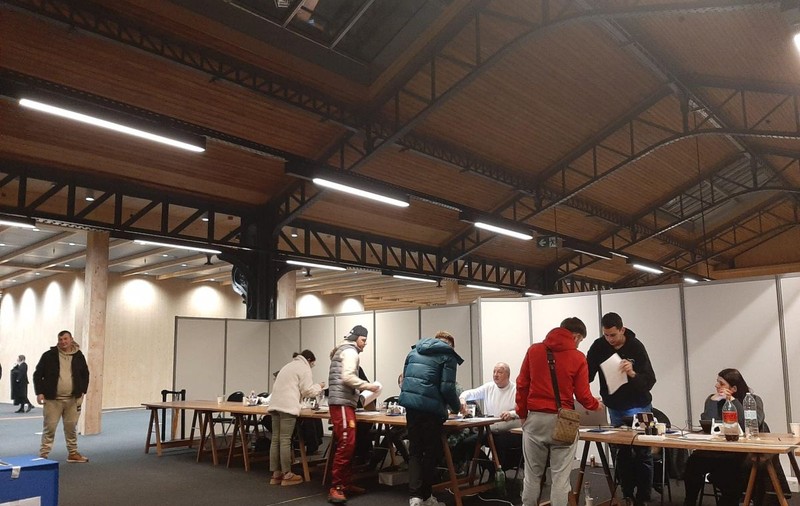 Imagini cu românii care au votat în diaspora la alegerile prezidențiale. Cel mai vârstnic alegător are 100 de ani