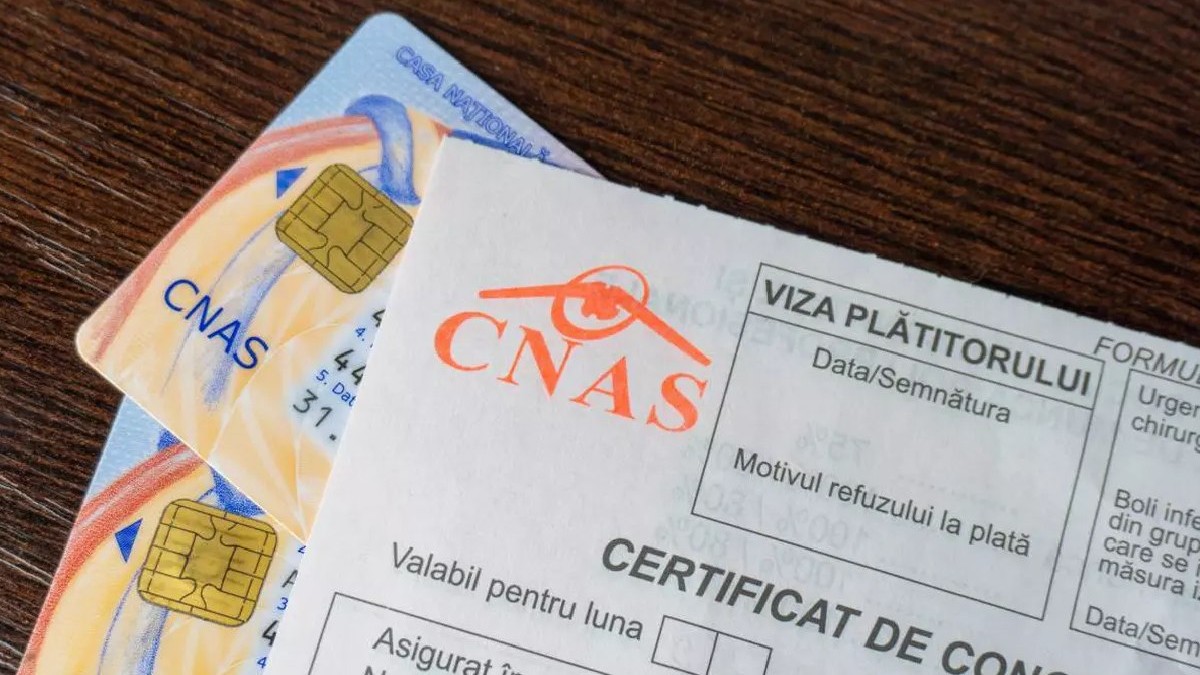 Două carduri de sănătate și o rețetă medicală eliberată de CNAS stau pe o masă maro