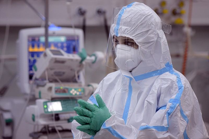 Cadre medicale lucrează în secția de terapie intensivă COVID-19 din Institutul de Pneumoftiziologie "Marius Nasta", în București. Foto: Hepta