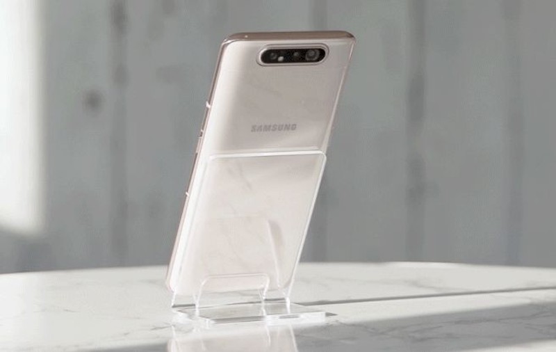 Samsung lansează A80, primul său smartphone cu cameră rotativă și baterie inteligentă. Cum funcționează