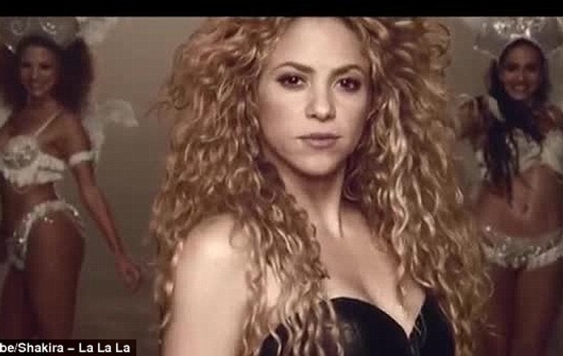 Shakira l-a luat pe Pique în videoclipul pentru Mondiale