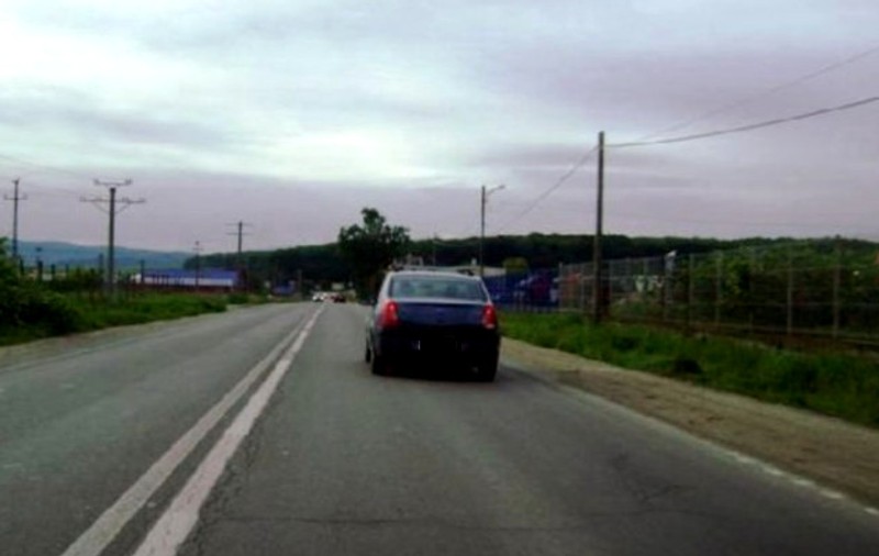Patronul unei spălătorii auto din Roman a vopsit marcajele de pe șosea ca să aibă clienți