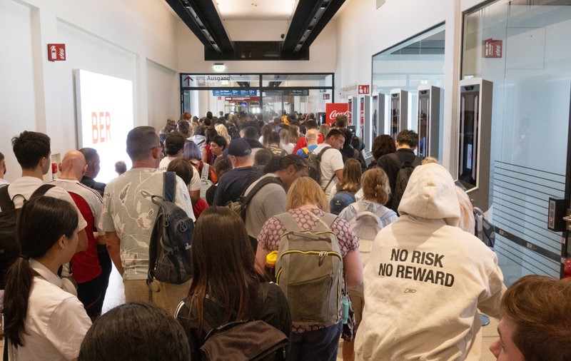 Noul sistem de Intrare/Ieșire din UE a creat haos pe aeroporturi: la Milano, aproape 100 de oameni au leșinat sau vomitat din cauza aglomerației și căldurii