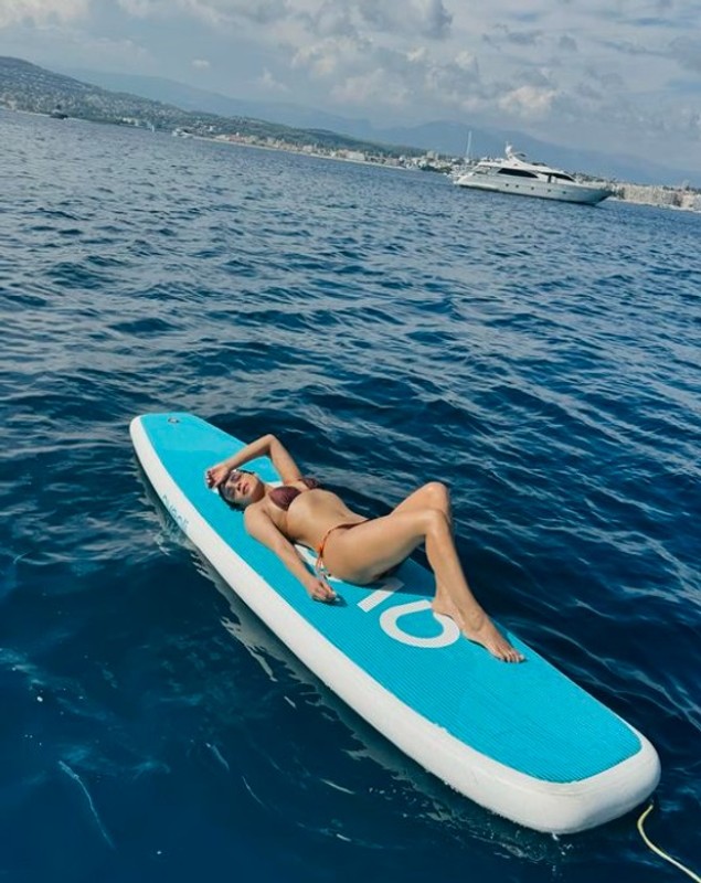 Imagini cu Priyanka Chopra în costum de baie la 42 de ani. Se bucură de vacanța de lux cu soțul în sudul Franței