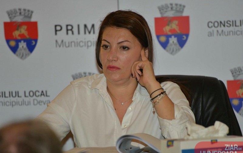 Anchetă de corupție la Primăria Deva. Secretara şi soţul acesteia, reţinuţi de DNA pentru o mită de 40.000 de lei