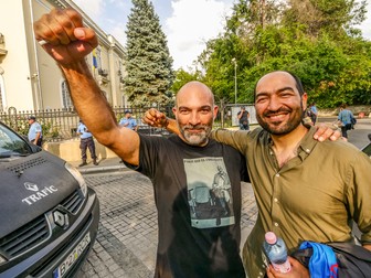 Ciprian Nicula purtând un tricou cu poza fondatorului mișcării romilor, Nicolae Gheorghe și Zeljko Jovanovic - unul dintre promotorii mișcării romilor la nivel internațional