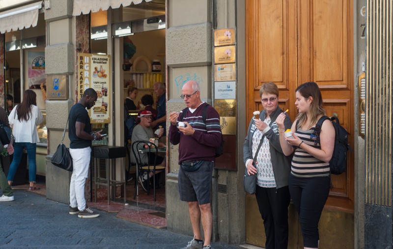 O regulă mai puțin cunoscută din Italia le poate aduce turiștilor amenzi de peste 400 de euro doar pentru că mănâncă înghețată