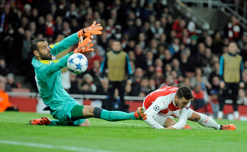 epa05040322 Arsenal's Mesut Oezil (R) scores their first goal against Dinamo Zagreb during their UEFA Champions League match at the Emirates Stadium, London, Britain, 24 November 2015. EPA/GERRY PENNY EDITORIAL USE ONLY/ NO COMMERCIAL SALES / NOT USED IN ASSOCATION WITH ANY COMMERCIAL ENTITY