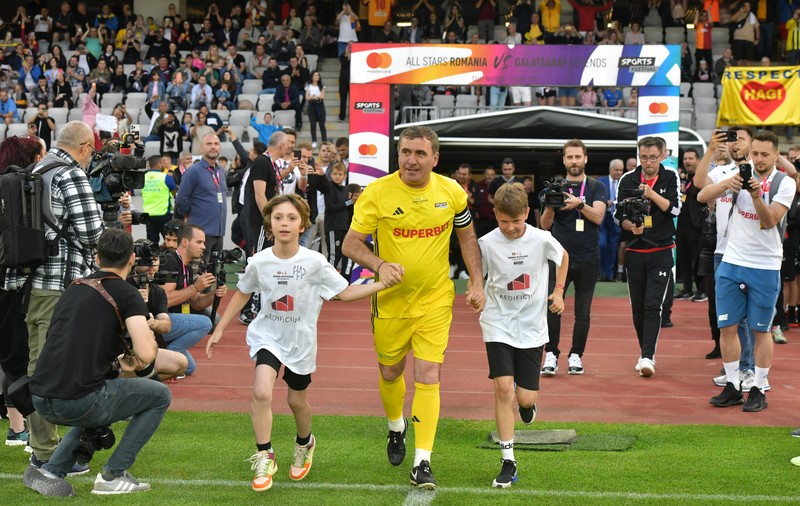 Gheorghe Hagi, interviu dincolo de fotbal, în plină grevă în educație: „Respectând profesorii, respectăm viitorul nostru”. Și un îndemn pentru tineri: „Noaptea să doarmă, ziua să muncească”