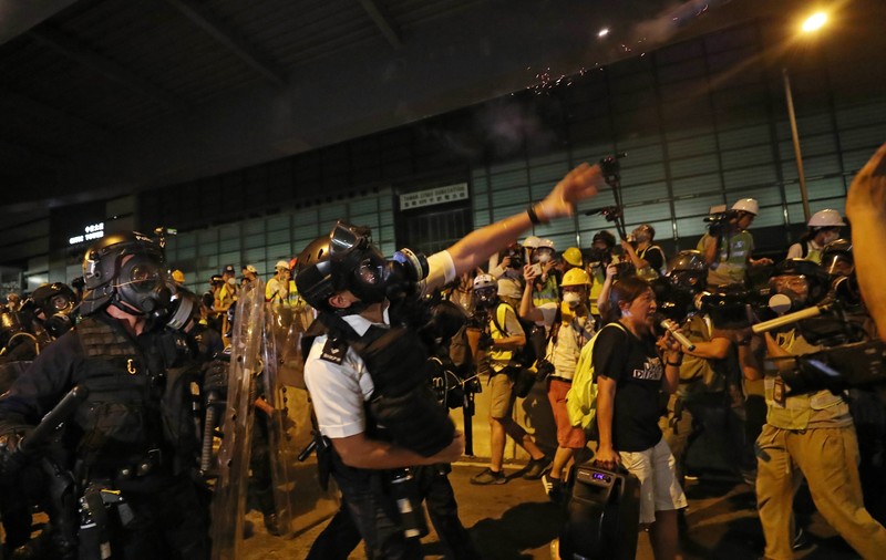 FOTO&VIDEO | Proteste violente în Hong Kong. Protestatarii care au pătruns în clădirea Parlamentului au fost evacuați de forțele de ordine cu gaze lacrimogene