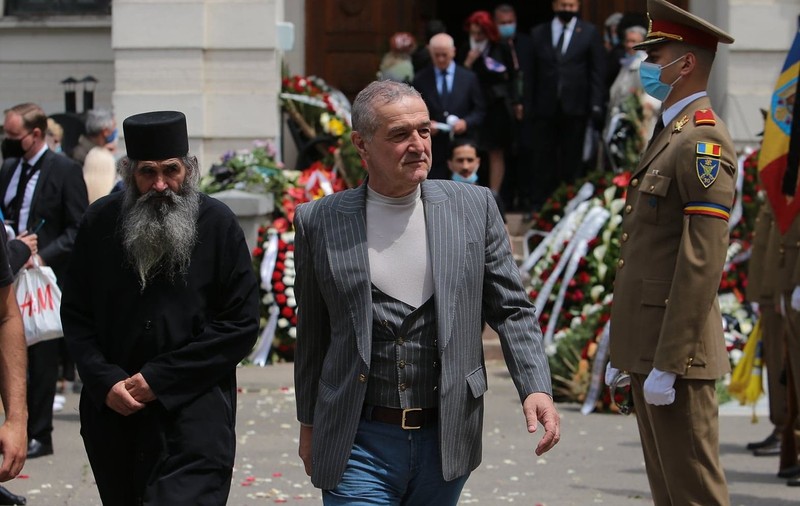 Gigi Becali a împărțit bani după înmormântarea lui Ion Dichiseanu