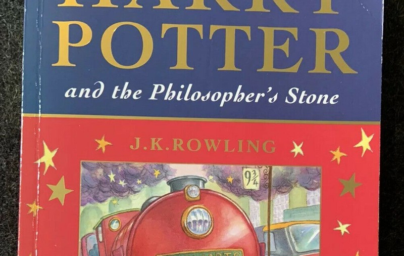 Un britanic a dat lovitura: a vândut cu 66.000 de euro un volum din seria ”Harry Potter”, cumpărat în 1997