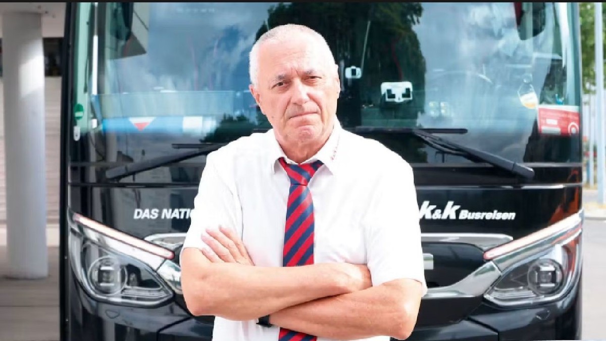 Karl K., în fața autocarului pe care îl conduce. Foto: Heute