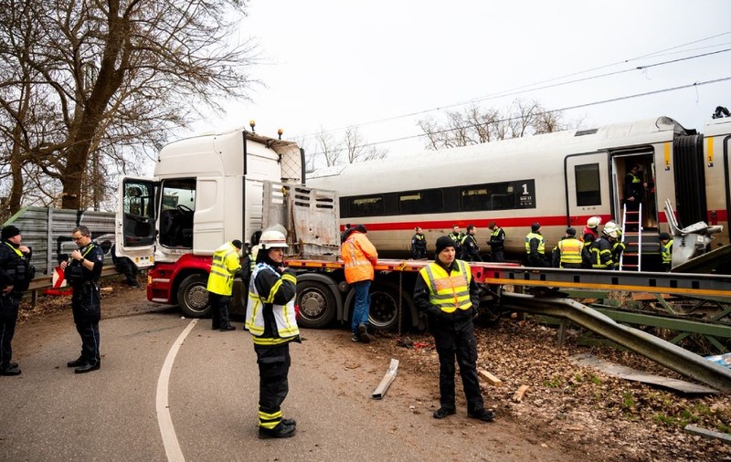 Un șofer român de TIR a sărit din cabină și a lăsat camionul pe șine, când a văzut că vine trenul, în Germania. Un mort și 25 de răniți
