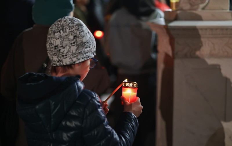 „Hristos a Înviat!” a răsunat sâmbătă la miezul nopții în întreaga Românie. „Un dar al iubirii lui Dumnezeu pentru noi toți”